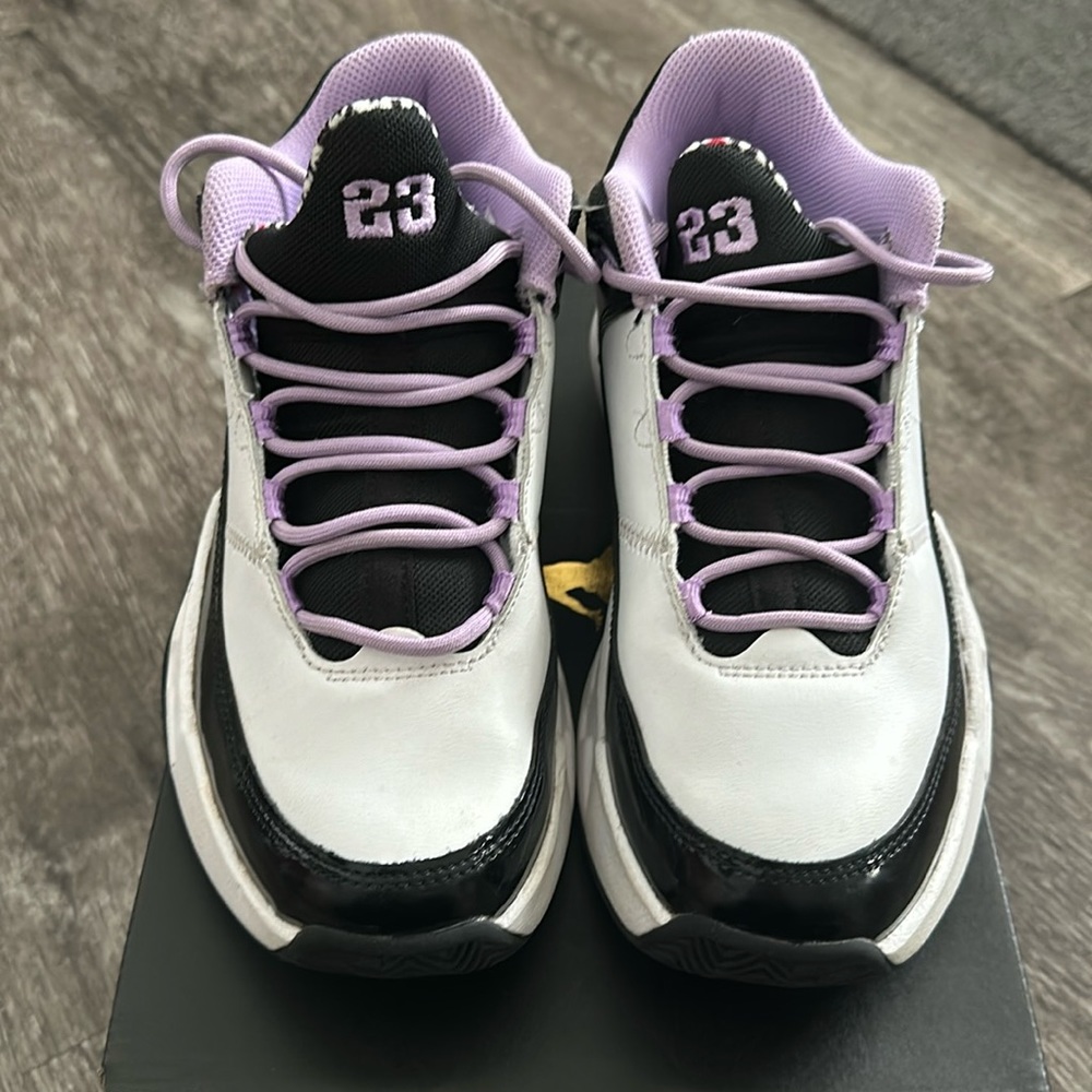 Like new Jordan Max Aura 3 big kids size 4
